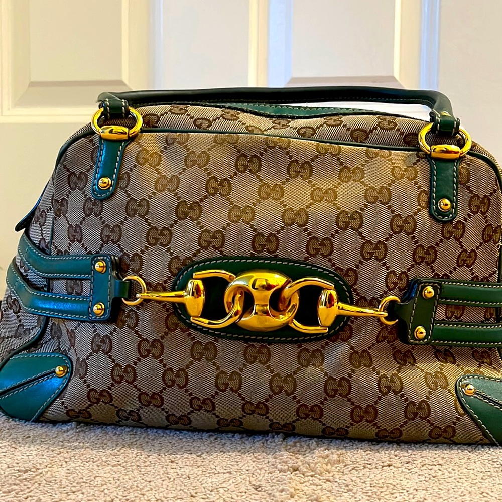 Beautiful classic Gucci bag!  It’s a classic with beautiful gold hardware!